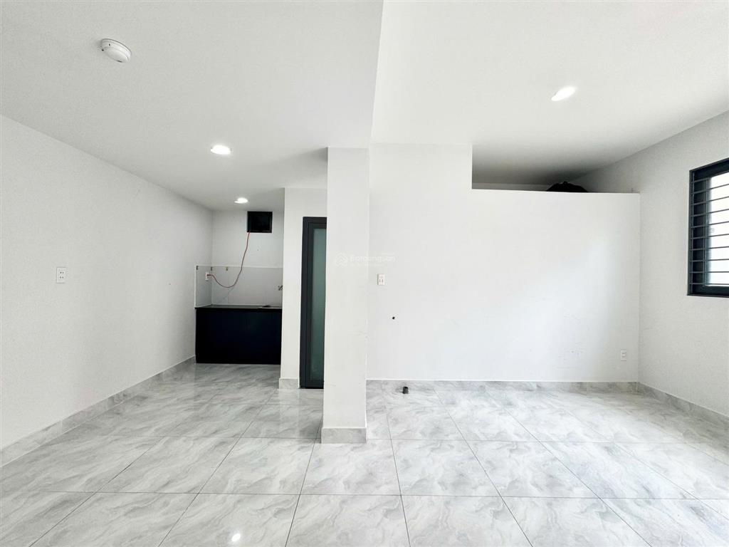 Kiot mặt tiền đường  phòng riêng tư, có cửa sổ lớn sát vách khu cnc