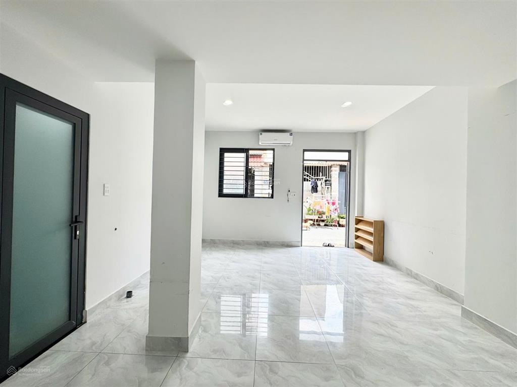 Kiot mặt tiền đường  phòng riêng tư, có cửa sổ lớn sát vách khu cnc