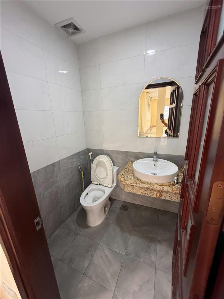 Cho thuê nhà mp phạm tuấn tài  cầu giấy, 80m2 x 5 tầng, lô góc mt6m, thông sàn, thang máy,...