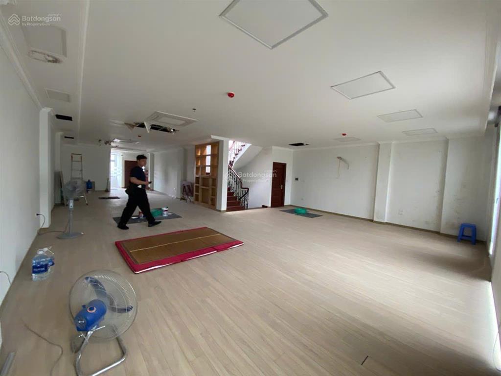 Cho thuê tòa vp tại hoàng cầu  đống đa, dt 150m2/sàn, 7.5tầng, mt 10m. thông sàn, tháng máy,pccc