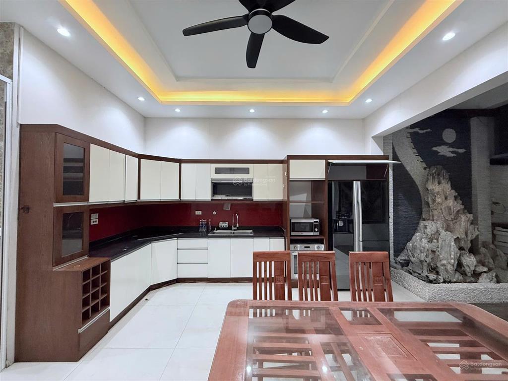 Cho thuê nhà lạc long quân  tây hồ. 100m2 x 5 tầng, thang máy, mỗi tầng 2 phòng, đủ đh, nl,...