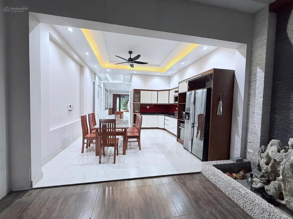 Cho thuê nhà lạc long quân  tây hồ. 100m2 x 5 tầng, thang máy, mỗi tầng 2 phòng, đủ đh, nl,...