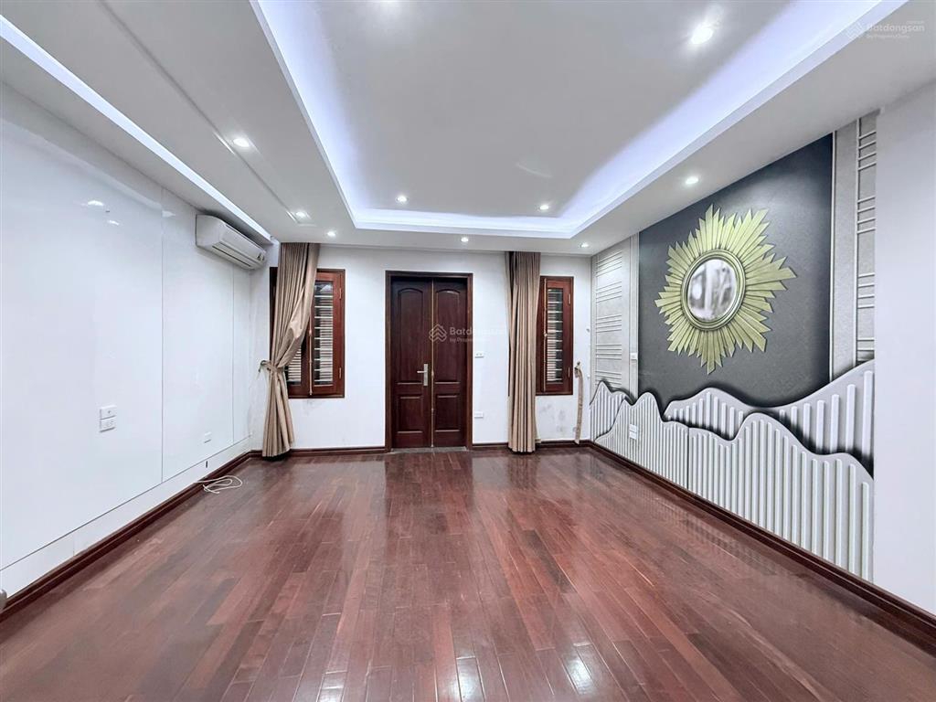 Cho thuê nhà lạc long quân  tây hồ. 100m2 x 5 tầng, thang máy, mỗi tầng 2 phòng, đủ đh, nl,...