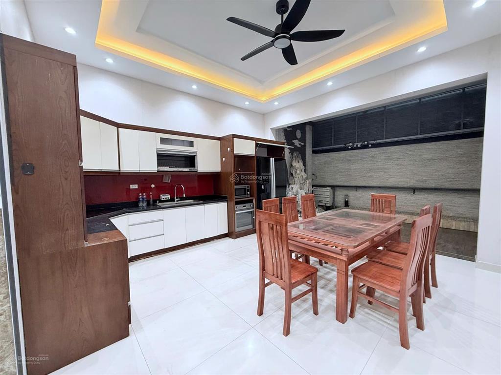 Cho thuê nhà lạc long quân  tây hồ. 100m2 x 5 tầng, thang máy, mỗi tầng 2 phòng, đủ đh, nl,...
