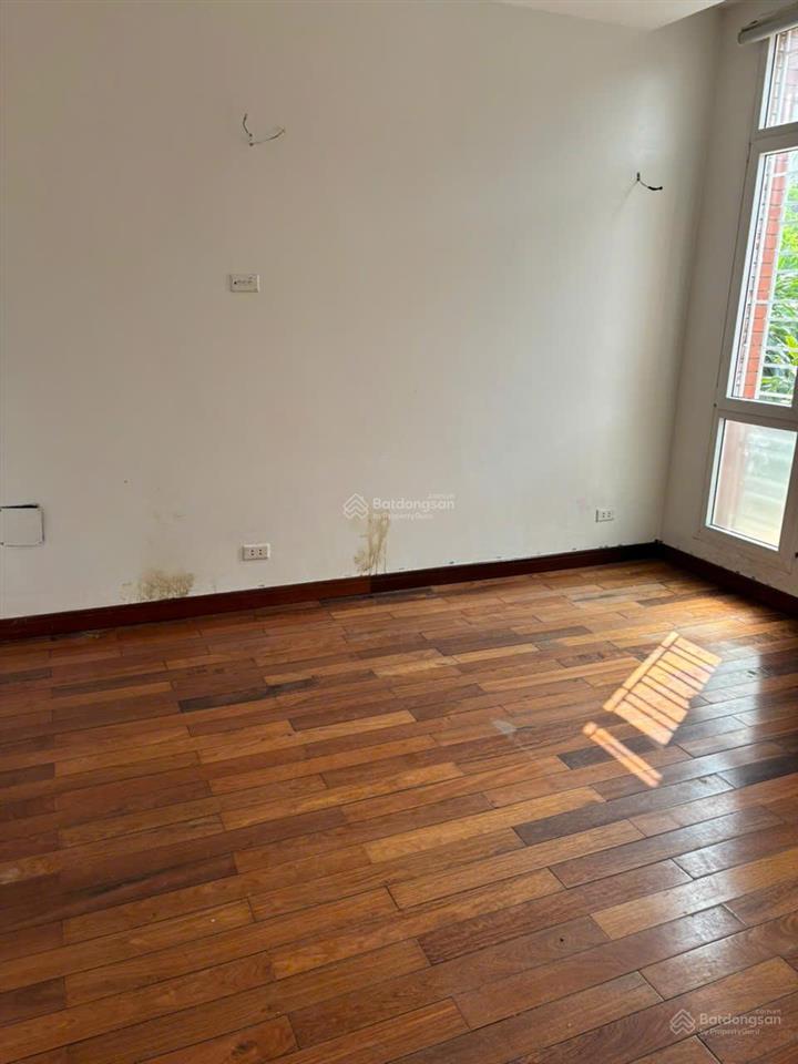 Biệt thự làng việt kiều  nguyễn văn lộc, 250m2 đất, xd180m2 x 3 tầng, mt15m chia phòng, đủ đh...