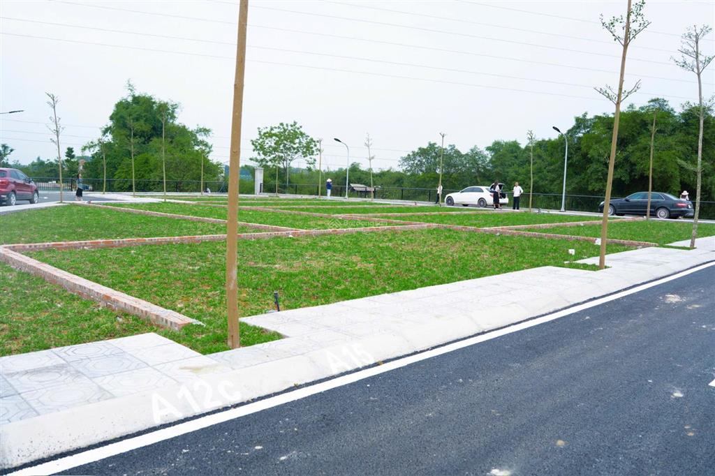 Bán gấp 100m mt 6m sát cổng đhqg fpt đường ô tô tránh ql21a chỉ 3,5 tỷ