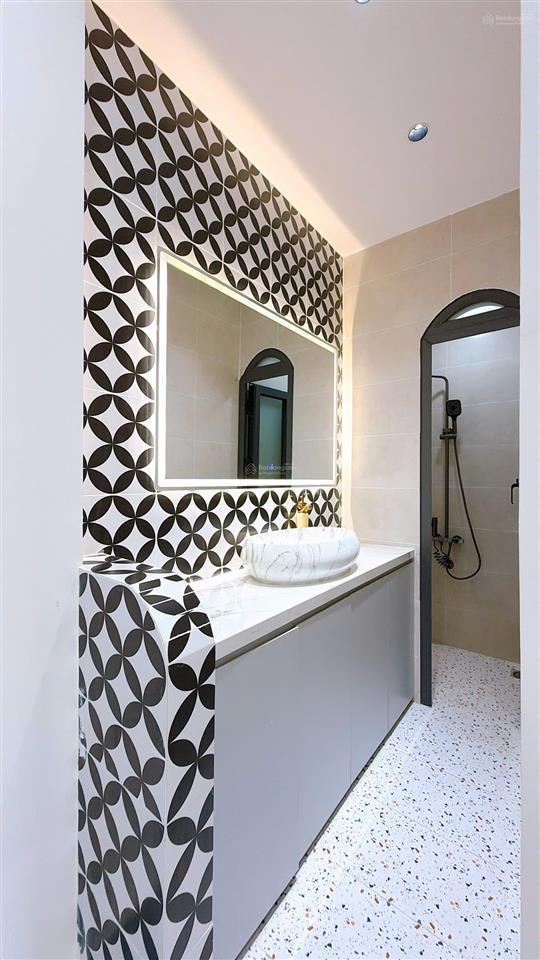 Mua bán nhà quận 4, 35m2 đất, 4 tầng, đường số xe hơi, trục đường tân vĩnh !