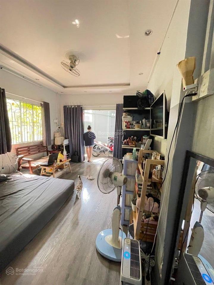 Mua bán nhà quận 4, 70m2 đất, khu dân cư hiện hữu, hẻm thông, có thu nhập sẵ, xóm chiếu !