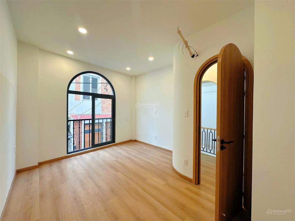 Bán nhà quận 4, 67.4m2 đất dân cư chỉnh trang, hẻm thông, nhà mới 99%, nội thất đủ, 3 phòng ngủ !