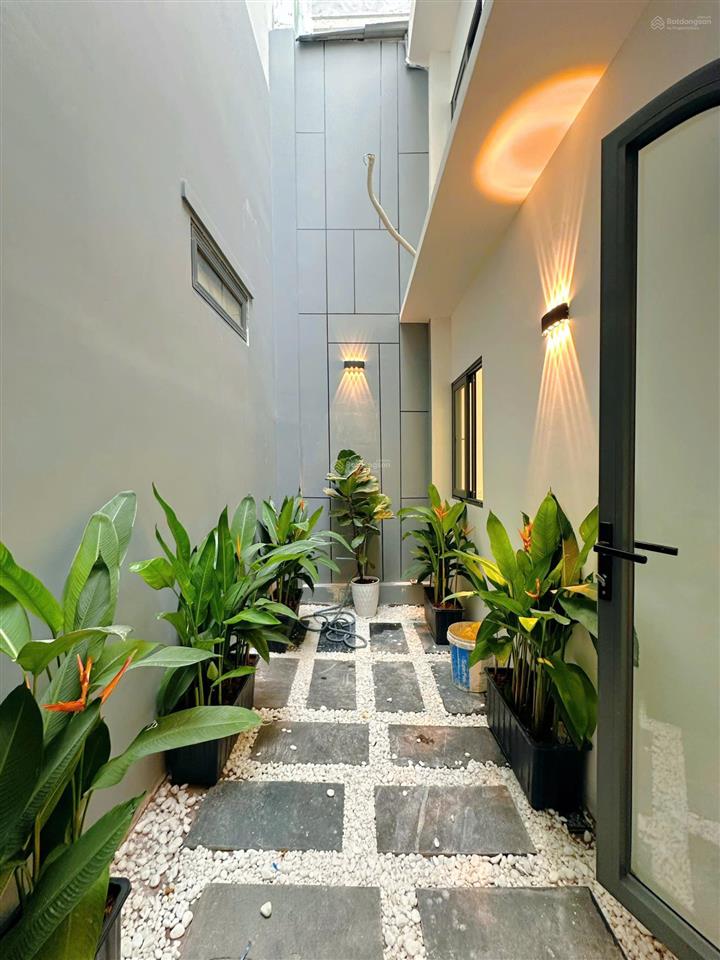 Bán nhà quận 4, 67.4m2 đất dân cư chỉnh trang, hẻm thông, nhà mới 99%, nội thất đủ, 3 phòng ngủ !