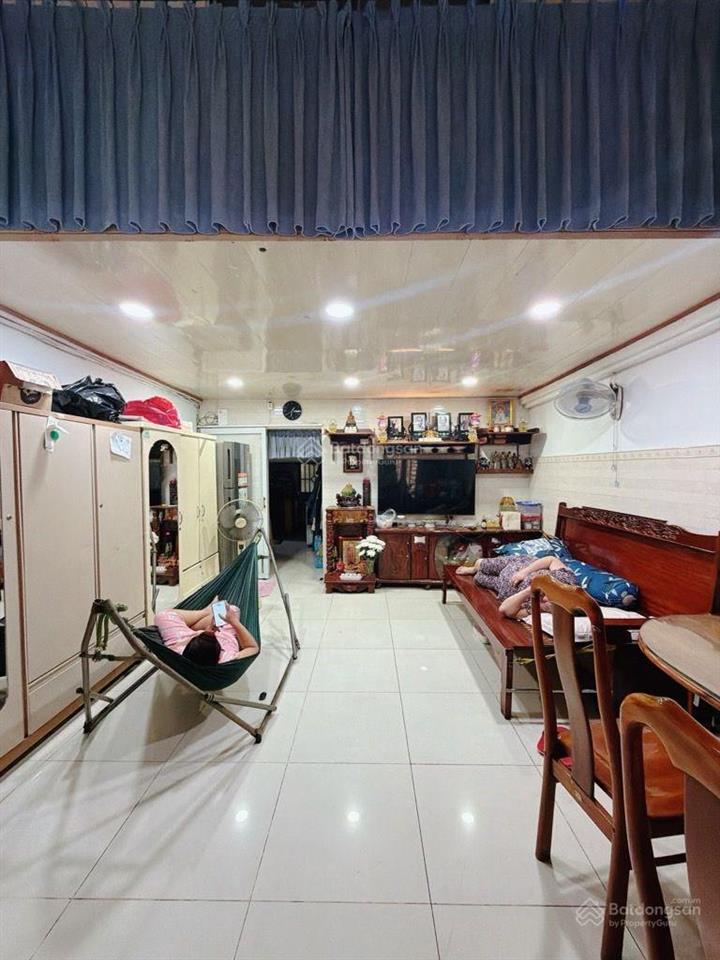 Mua bán nhà quận 4, 108m2 đất, dân cư hiện hữu, hẻm 6m, xe hơi ngủ trong nhà, bến vân đồn !