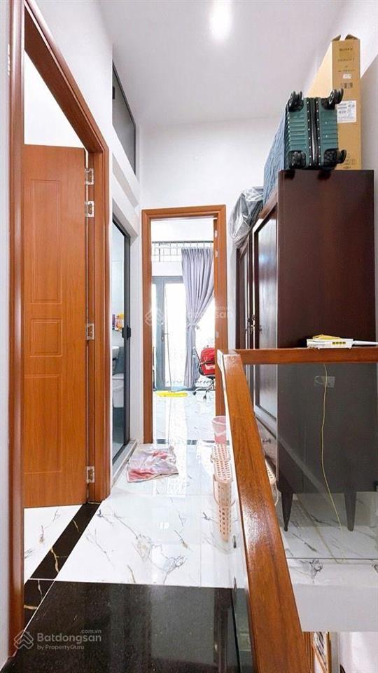 Mua bán nhà quận 4, 2 tầng, căn góc, đường số xe hơi, phường khánh hội !