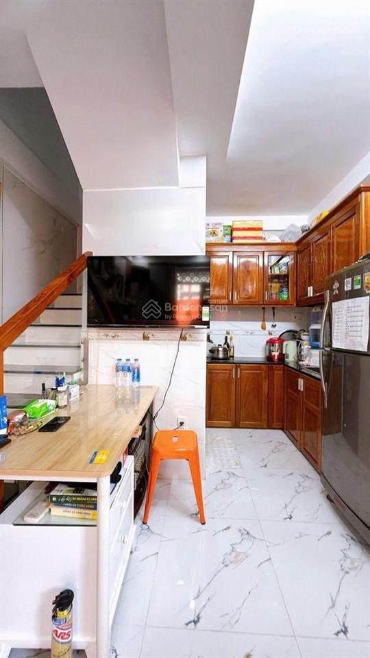 Mua bán nhà quận 4, 2 tầng, căn góc, đường số xe hơi, phường khánh hội !