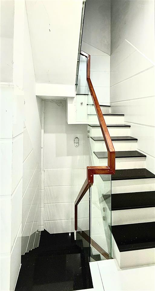 Mua bán nhà quận 4, 4 tầng, khu 20 thước, giáp quận 1, hẻm 4m thông ẩm thực vĩnh khánh!