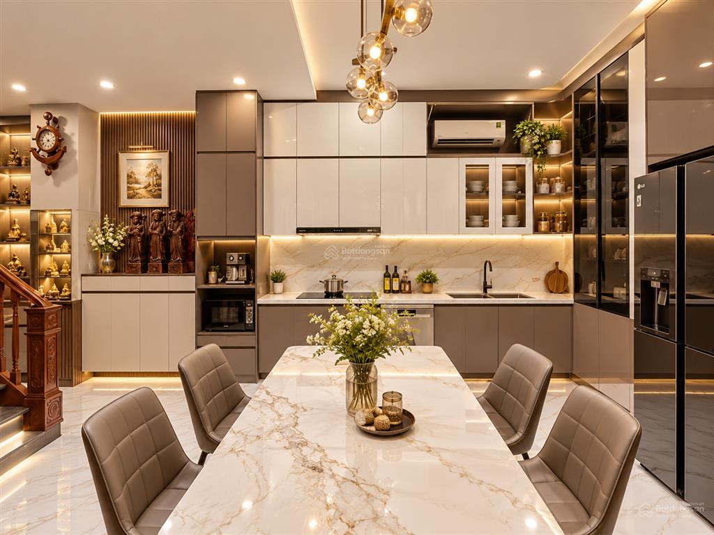 Bán nhà phân lô cổ nhuế72m218 tỷhàng xóm bv phương đông & hv cảnh sátthang máy