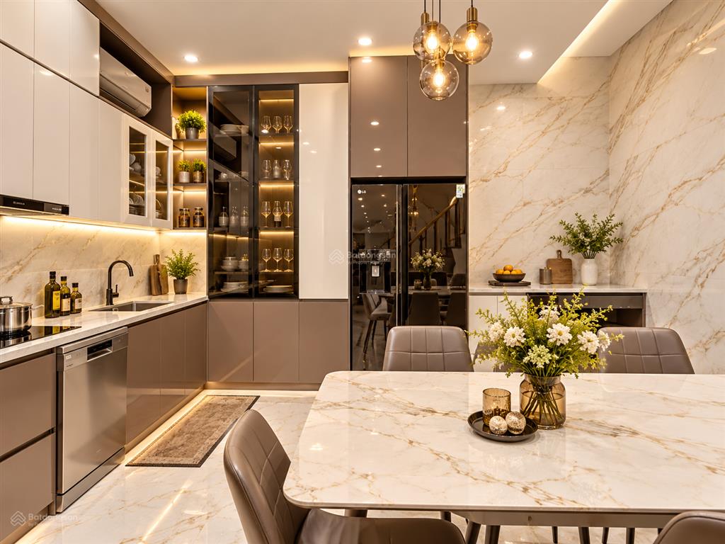 Bán nhà phân lô cổ nhuế72m218 tỷhàng xóm bv phương đông & hv cảnh sátthang máy