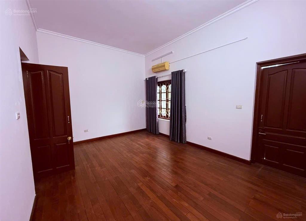 Cho thuê nhà nguyên căn tây hồ nhà mới 99% ô tô 5 chỗ đỗ trong sân 4pn, giá chỉ 16 triệu/tháng