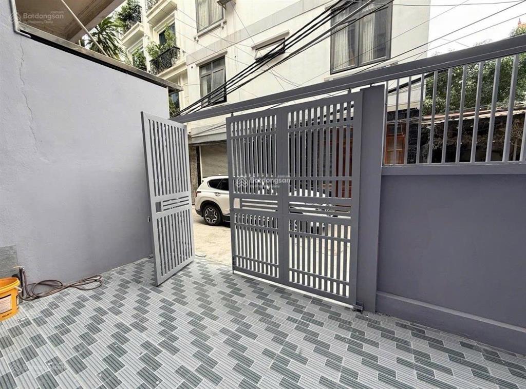 Cho thuê nhà nguyên căn tây hồ nhà mới 99% ô tô 5 chỗ đỗ trong sân 4pn, giá chỉ 16 triệu/tháng