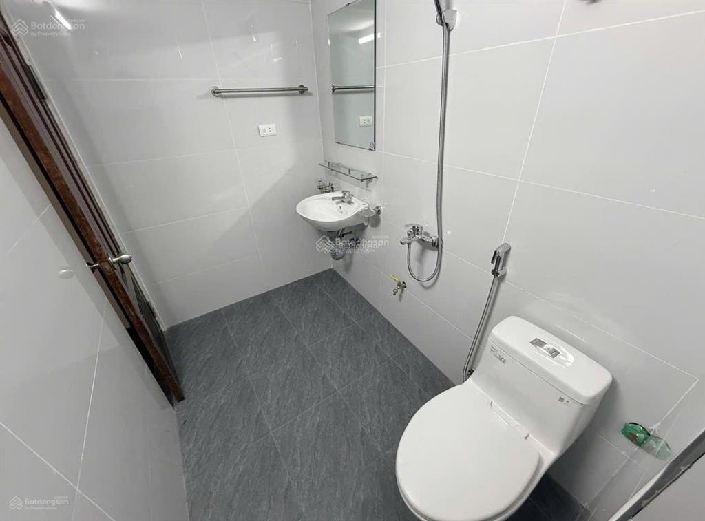 Cho thuê nhà nguyên căn tây hồ nhà mới 99% ô tô 5 chỗ đỗ trong sân 4pn, giá chỉ 16 triệu/tháng