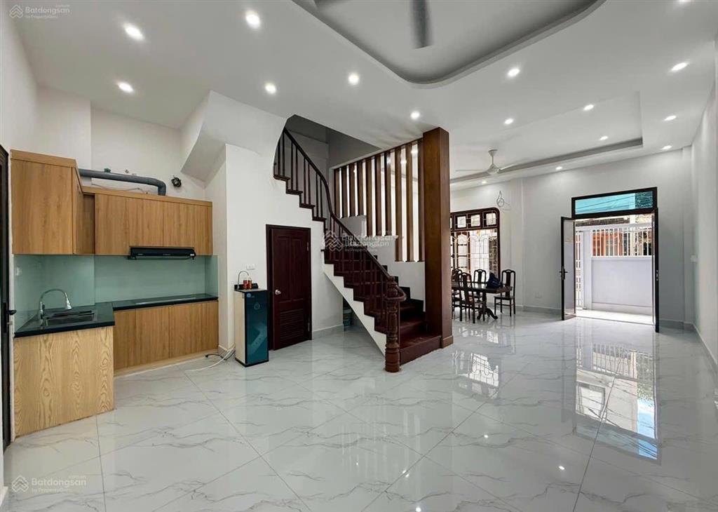Cho thuê nhà nguyên căn tây hồ nhà mới 99% ô tô 5 chỗ đỗ trong sân 4pn, giá chỉ 16 triệu/tháng
