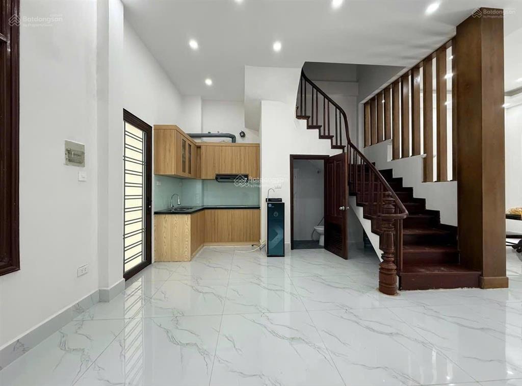 Cho thuê nhà nguyên căn tây hồ nhà mới 99% ô tô 5 chỗ đỗ trong sân 4pn, giá chỉ 16 triệu/tháng