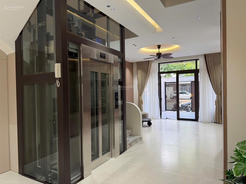 Nhà mỹ gia thiết kế cực đẹp có thang máy riêng, nội thất nhập, sang trọng