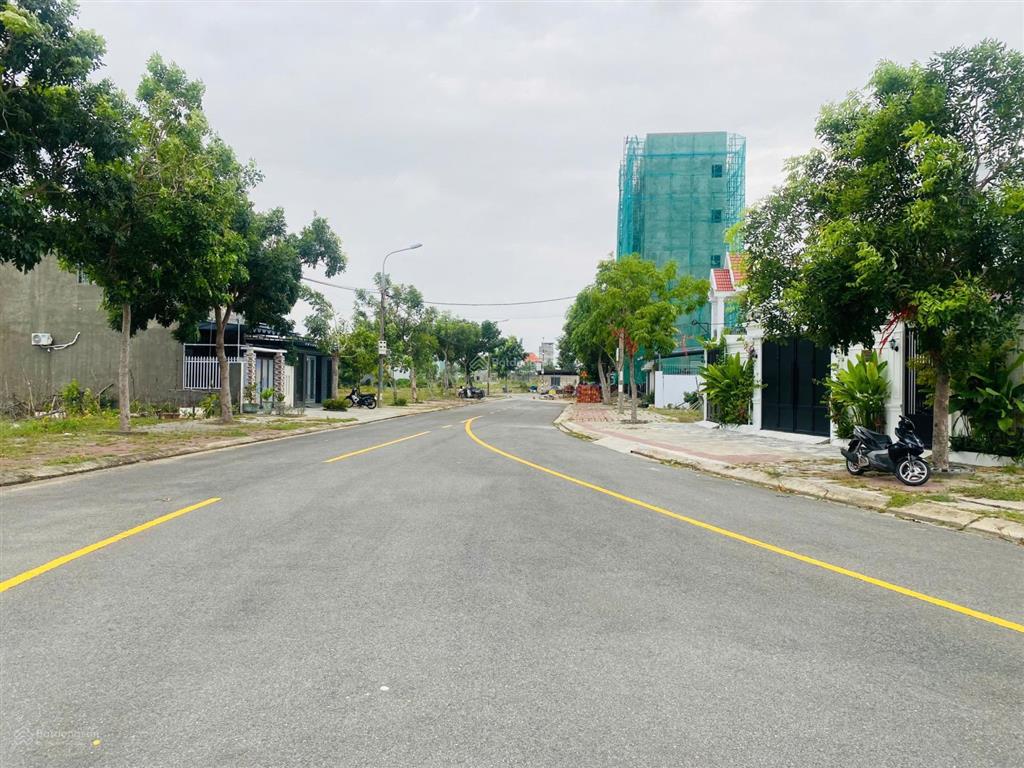 Rẻ nhất kđt số 3  view công viên  trục nguyễn văn bỗng chỉ 4 tỷ ( có thương lượng )