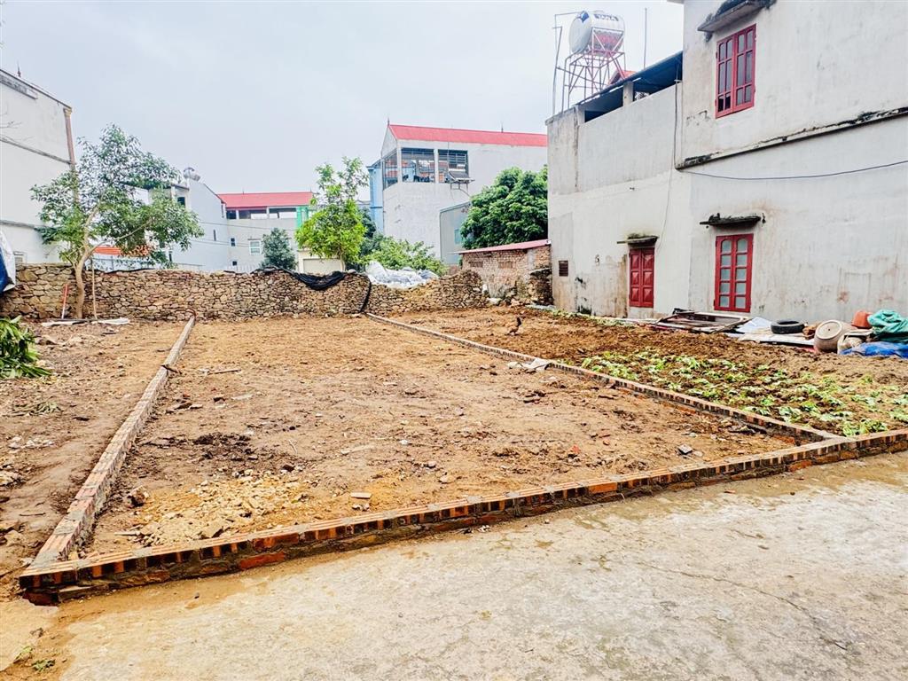 Chính chủ cần bán gấp lô đất sát vòng xuyến phật tích  giá 2.350 tỷ. cc 0967 608 ***