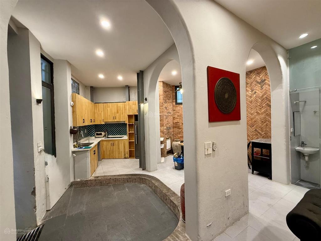 Căn nhà đẹp 3 tầng bán ở mặt công viên thủ lệ phố bưởi và đào tấn đi vào, gần chợ