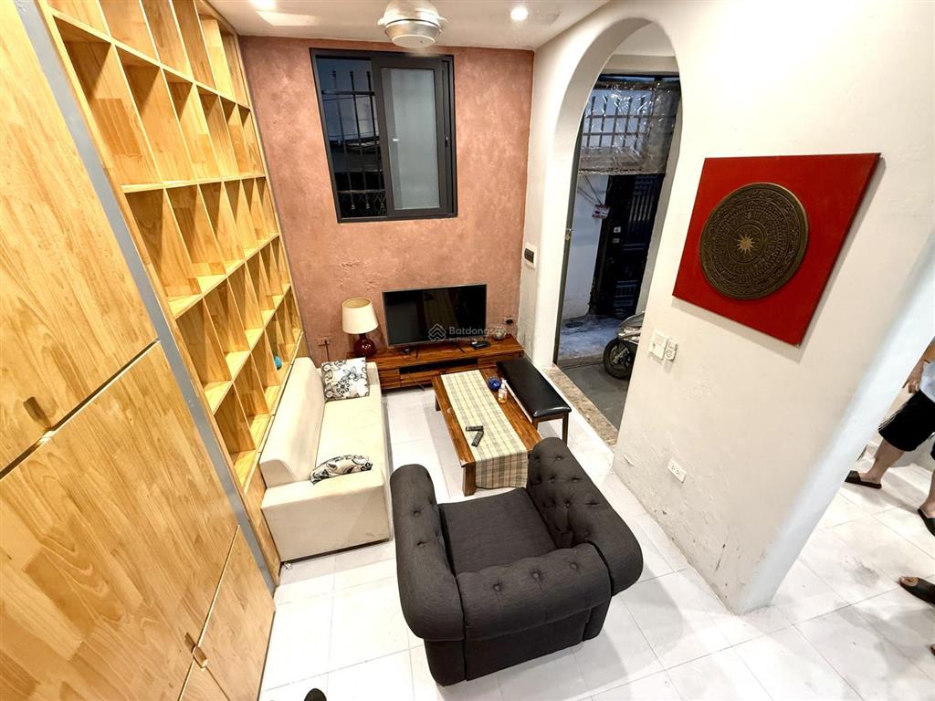 Căn nhà đẹp 3 tầng bán ở mặt công viên thủ lệ phố bưởi và đào tấn đi vào, gần chợ