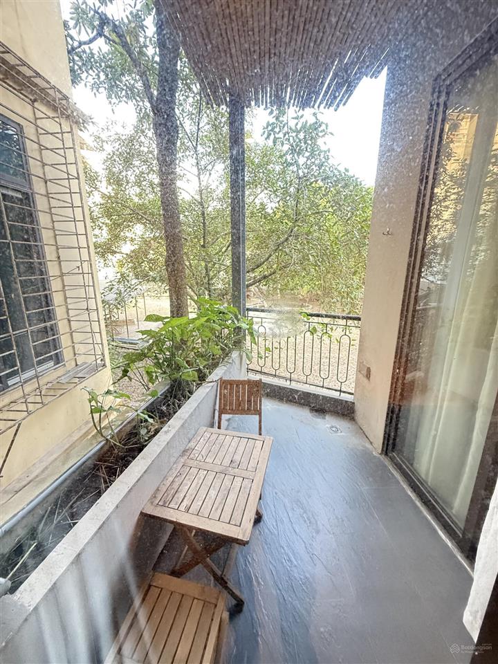 Căn nhà đẹp 3 tầng bán ở mặt công viên thủ lệ phố bưởi và đào tấn đi vào, gần chợ