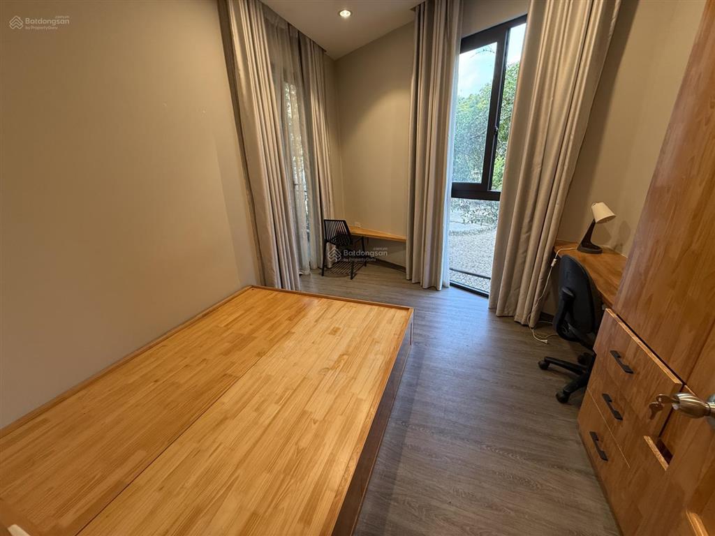 Căn nhà đẹp 3 tầng bán ở mặt công viên thủ lệ phố bưởi và đào tấn đi vào, gần chợ