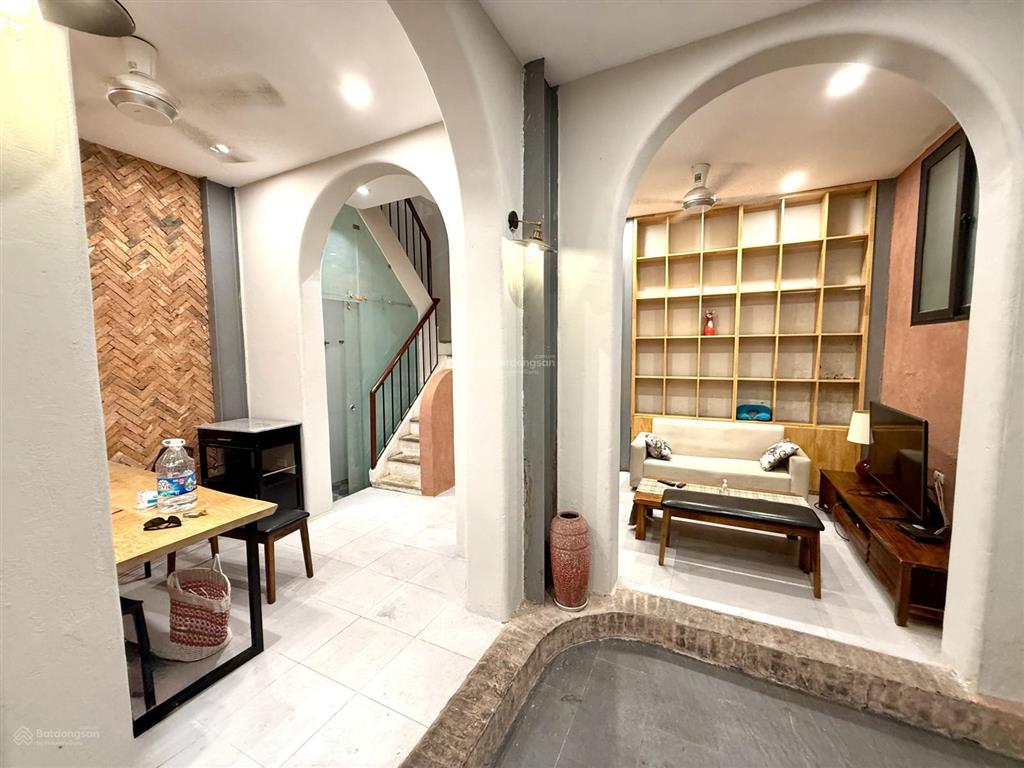 Căn nhà đẹp 3 tầng bán ở mặt công viên thủ lệ phố bưởi và đào tấn đi vào, gần chợ