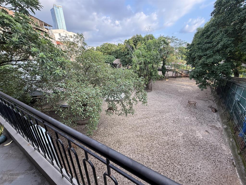 Căn nhà đẹp 3 tầng bán ở mặt công viên thủ lệ phố bưởi và đào tấn đi vào, gần chợ