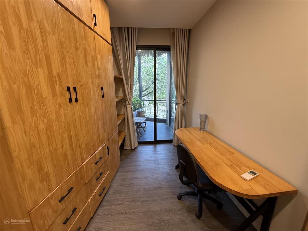 Căn nhà đẹp 3 tầng bán ở mặt công viên thủ lệ phố bưởi và đào tấn đi vào, gần chợ