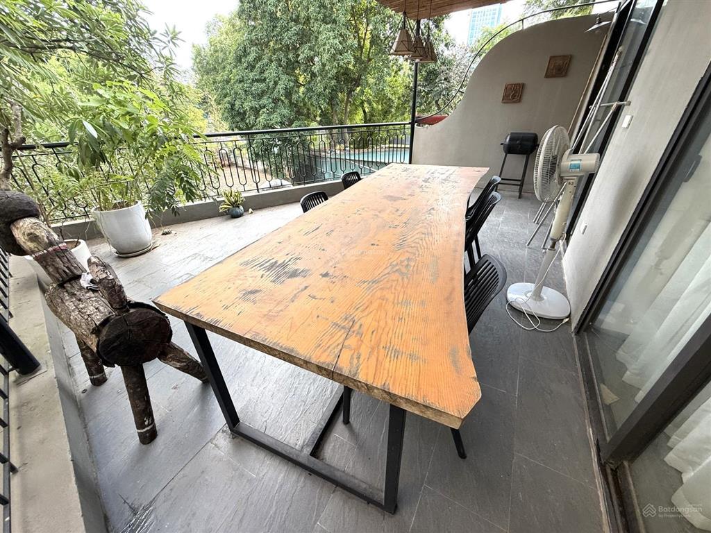 Căn nhà đẹp 3 tầng bán ở mặt công viên thủ lệ phố bưởi và đào tấn đi vào, gần chợ