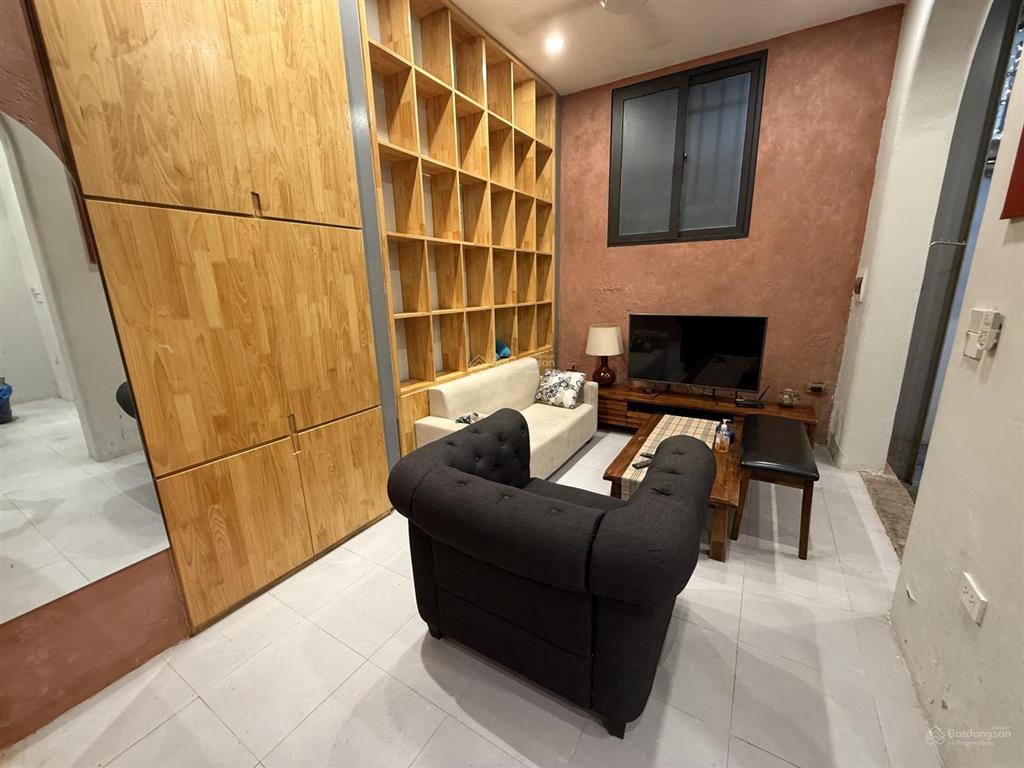 Căn nhà đẹp 3 tầng bán ở mặt công viên thủ lệ phố bưởi và đào tấn đi vào, gần chợ