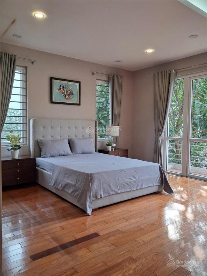 Biệt thự vườn đào bán ở khu d5 tuyệt đẹp, gara để 3 ô tô, view nhìn ra vườn hoa, gần lotte