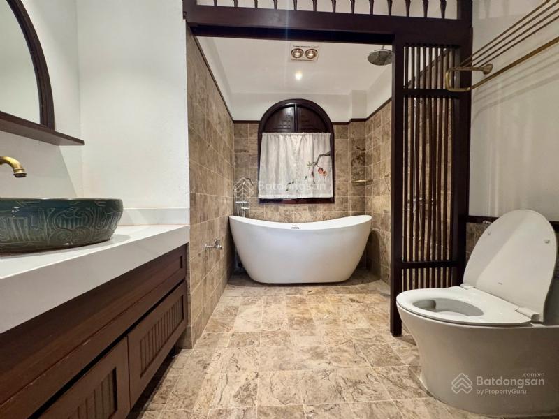 Tòa nhà 6 tầng view đẹp tuyệt hồ tây và nhìn ra công viên cho bạn sở hữu