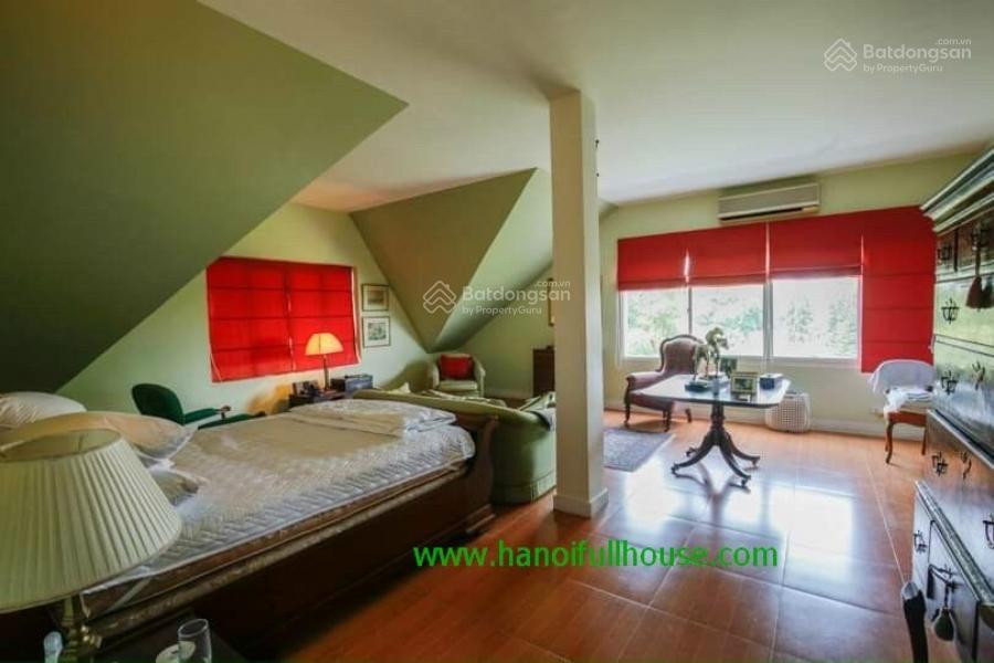 Căn biệt thự bể bơi sân vườn đẹp có diện tích rộng 343m2, bể bơi, xe hơi vào rẻ nhất hồ tây