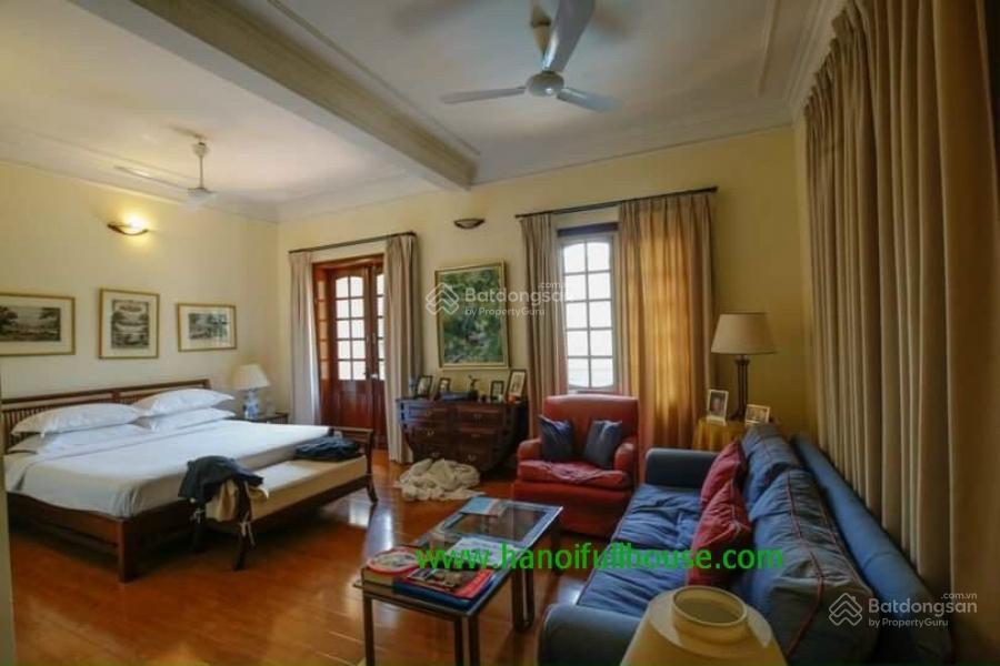 Căn biệt thự bể bơi sân vườn đẹp có diện tích rộng 343m2, bể bơi, xe hơi vào rẻ nhất hồ tây