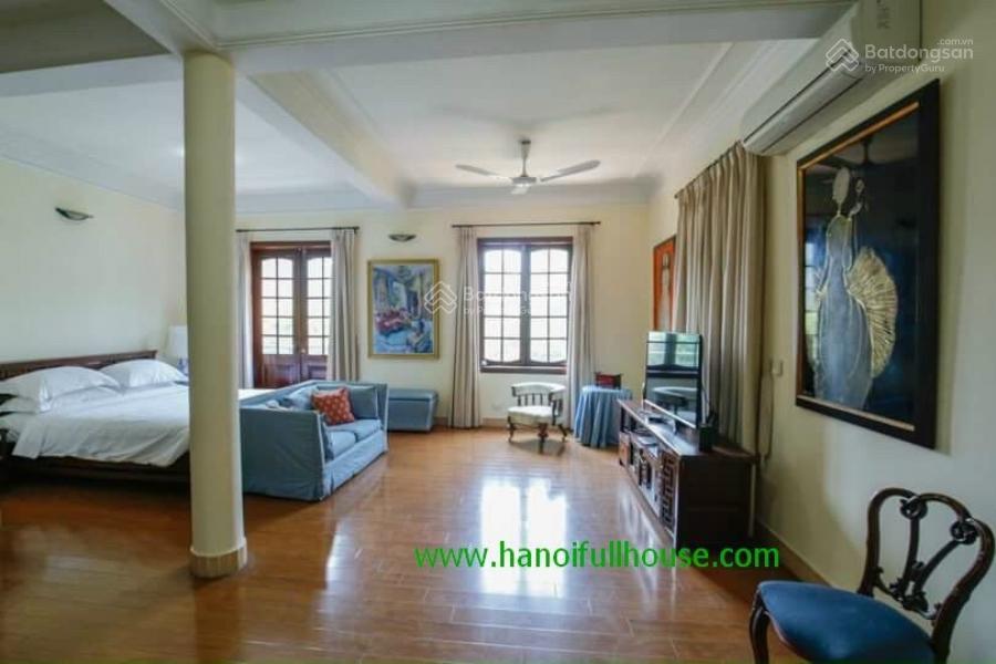 Căn biệt thự bể bơi sân vườn đẹp có diện tích rộng 343m2, bể bơi, xe hơi vào rẻ nhất hồ tây