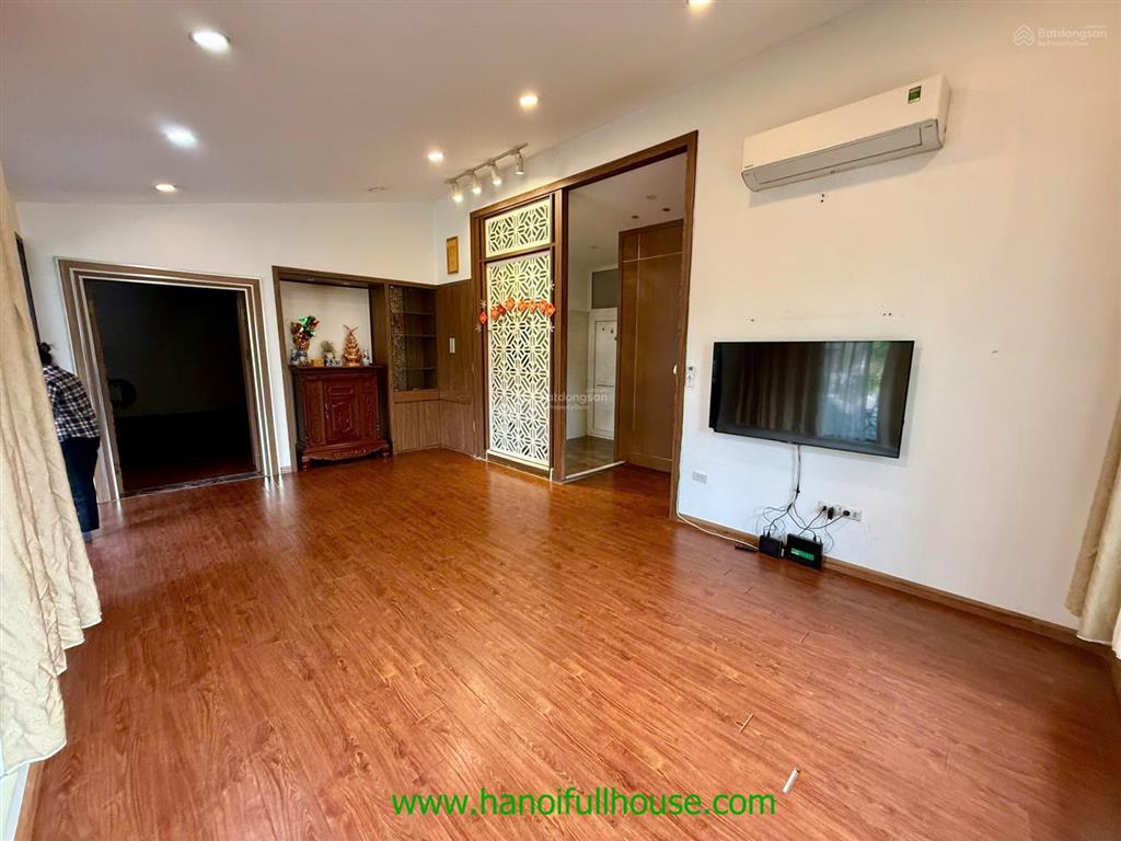 Nhà sân vườn, đồ cơ bản phù hợp làm spa, văn phòng ở tây hồ