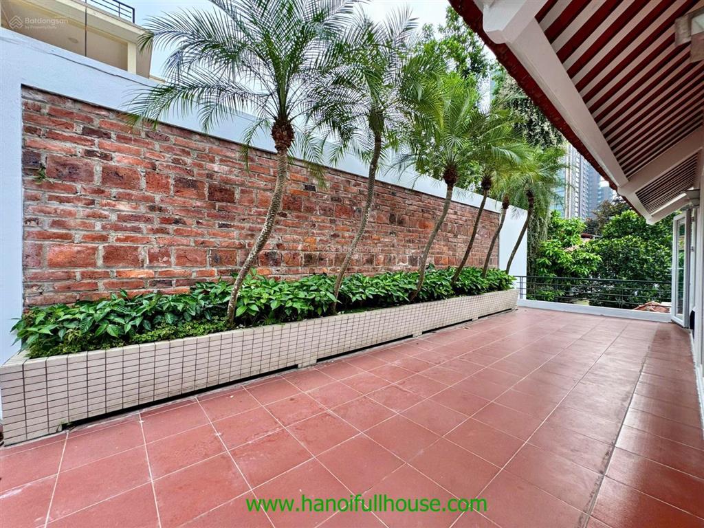 Biệt thự 4 phòng ngủ rộng rãi, sân vườn tuyệt đẹp tại tây hồ cho thuê