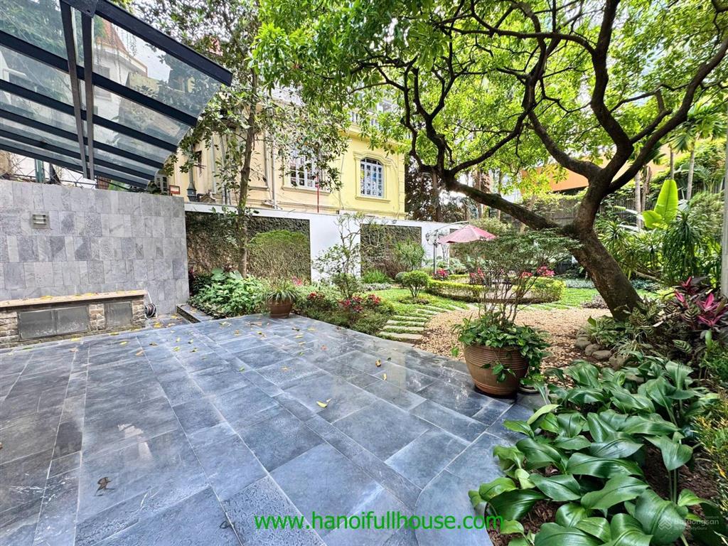 Biệt thự 4 phòng ngủ rộng rãi, sân vườn tuyệt đẹp tại tây hồ cho thuê