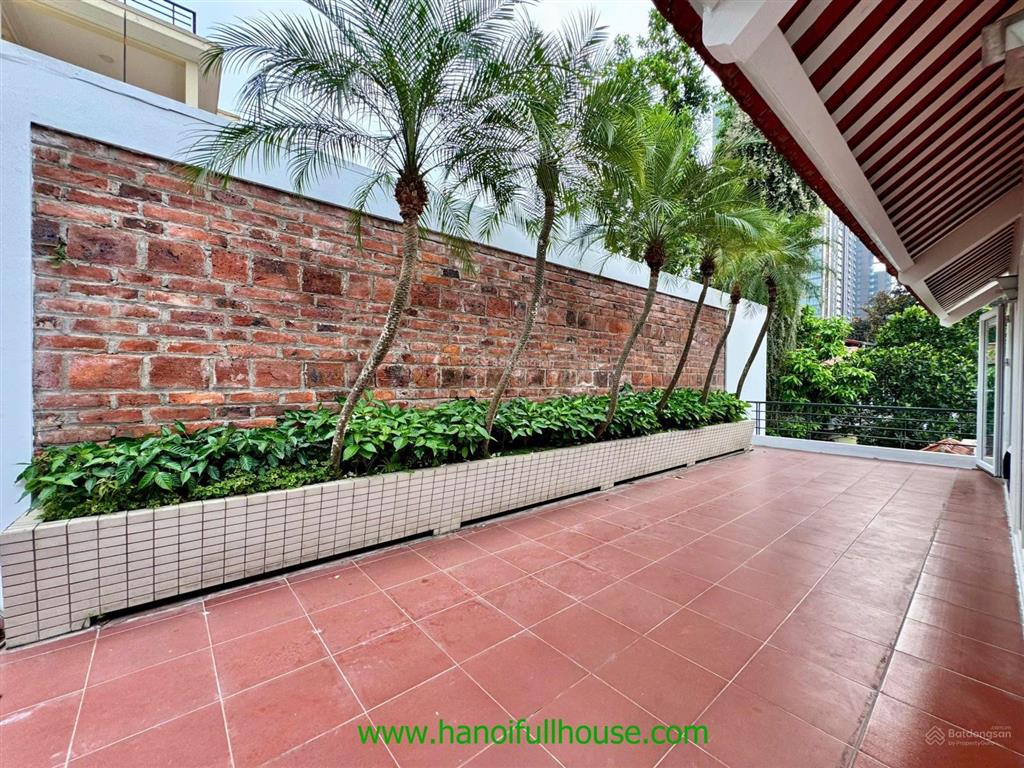 Biệt thự 4 phòng ngủ rộng rãi, sân vườn tuyệt đẹp tại tây hồ cho thuê