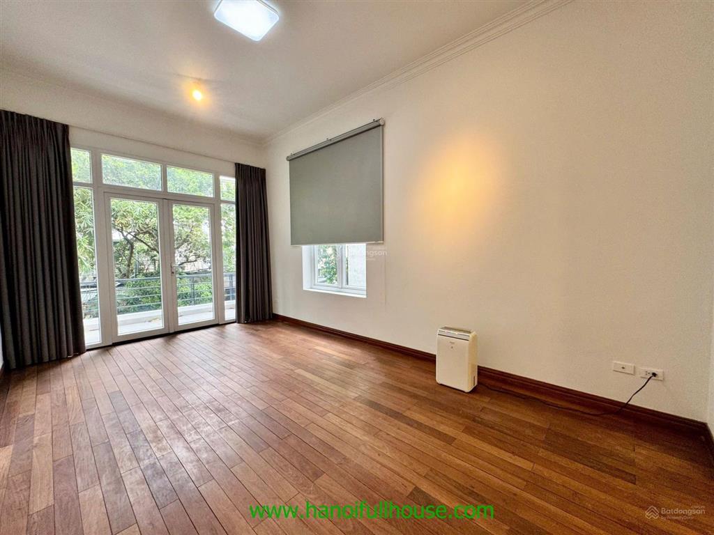 Biệt thự 4 phòng ngủ rộng rãi, sân vườn tuyệt đẹp tại tây hồ cho thuê