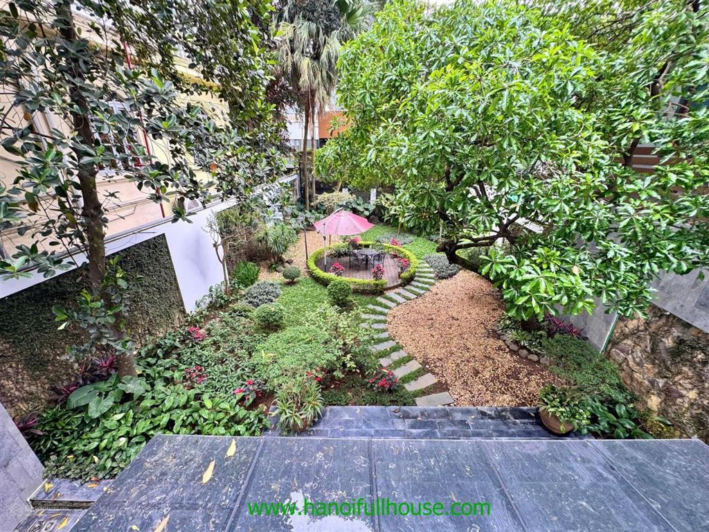 Biệt thự 4 phòng ngủ rộng rãi, sân vườn tuyệt đẹp tại tây hồ cho thuê