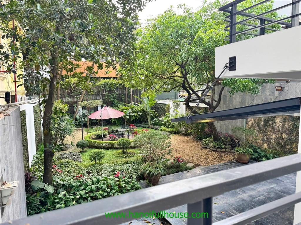 Biệt thự 4 phòng ngủ rộng rãi, sân vườn tuyệt đẹp tại tây hồ cho thuê