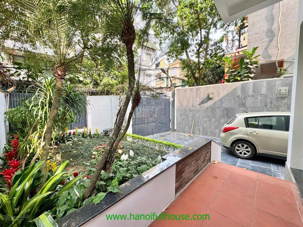 Biệt thự 300m2, xe hơi vào 4 phòng ngủ rộng rãi, sân vườn tuyệt đẹp tại tây hồ cho thuê